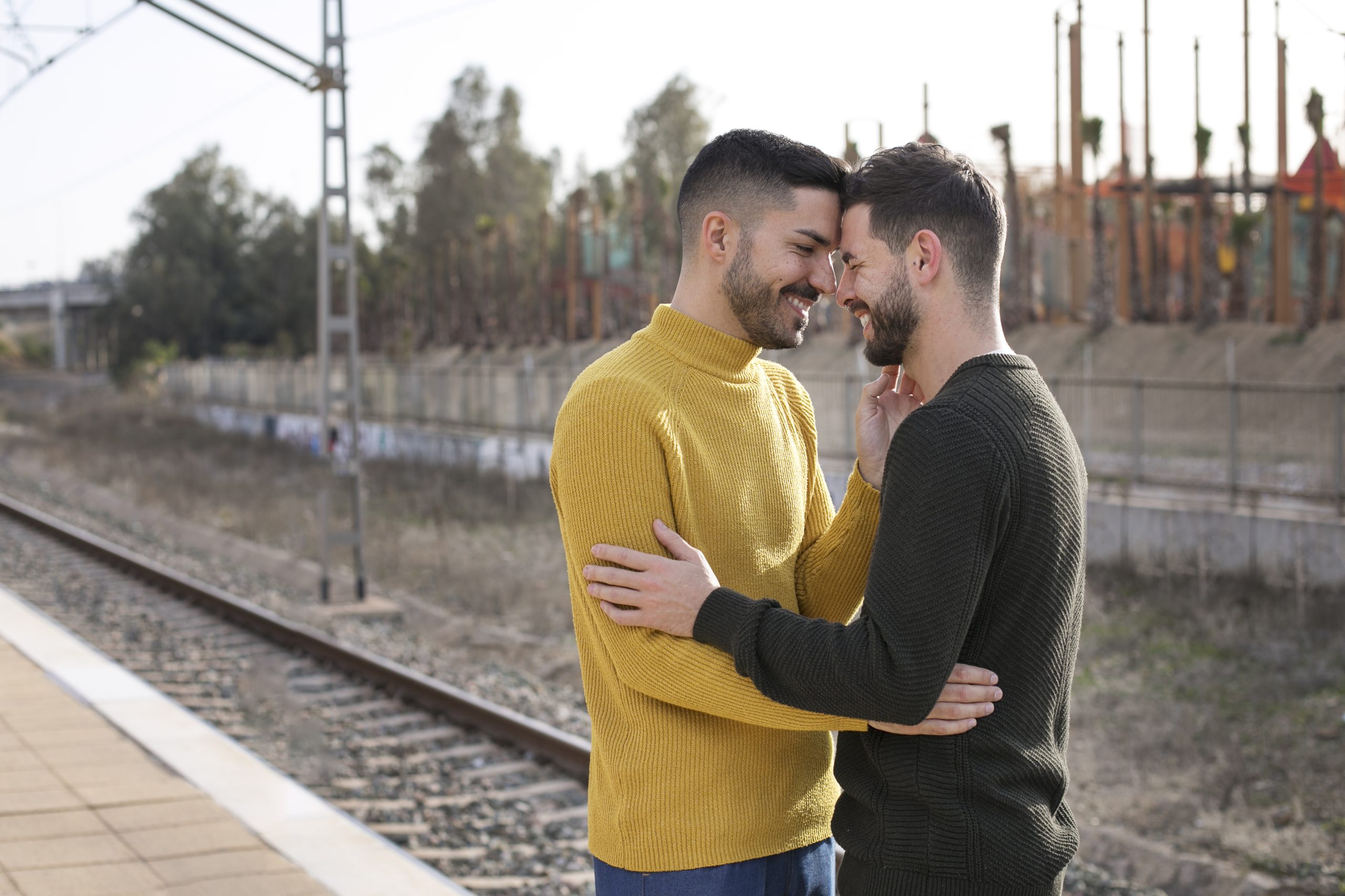 Pareja abrazándose como representación del bienestar emocional, afectivo y sexual