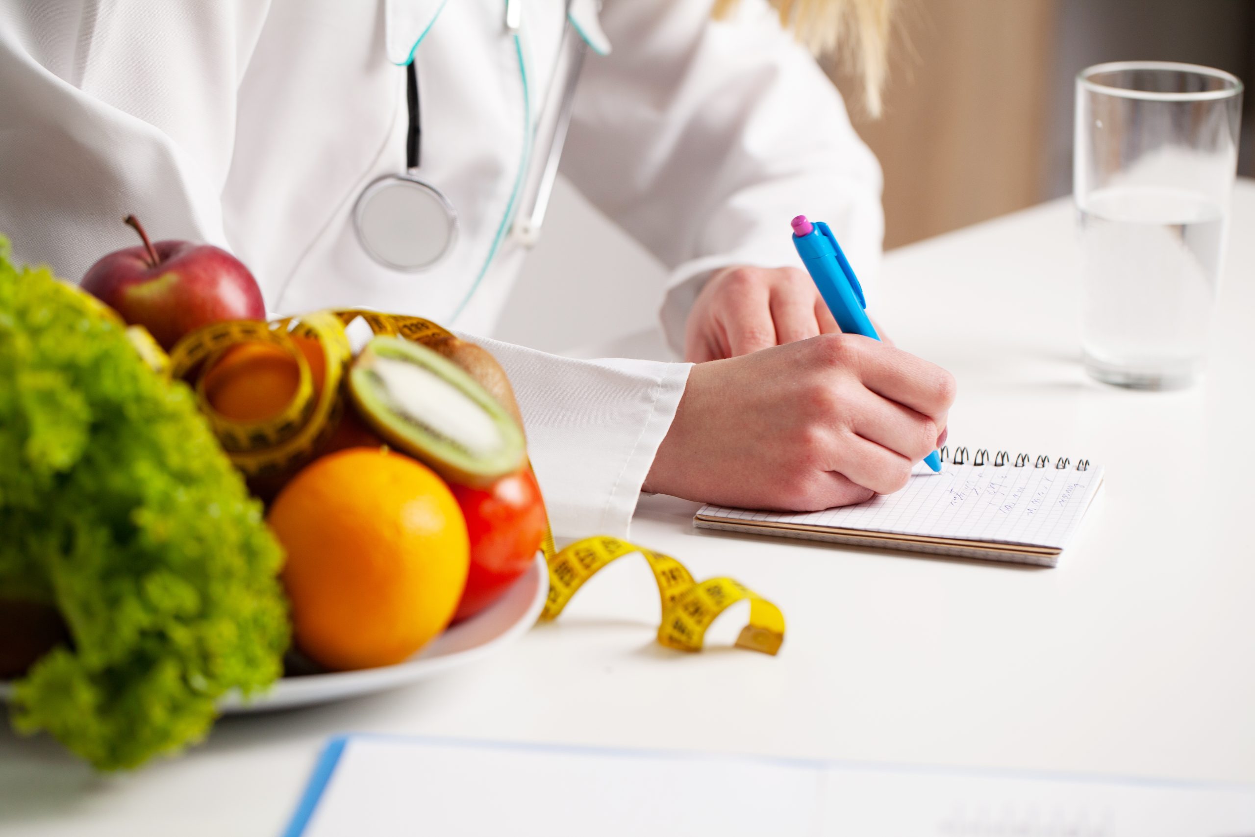 Especialista en nutrición preparando un plan de alimentación personalizado para una paciente