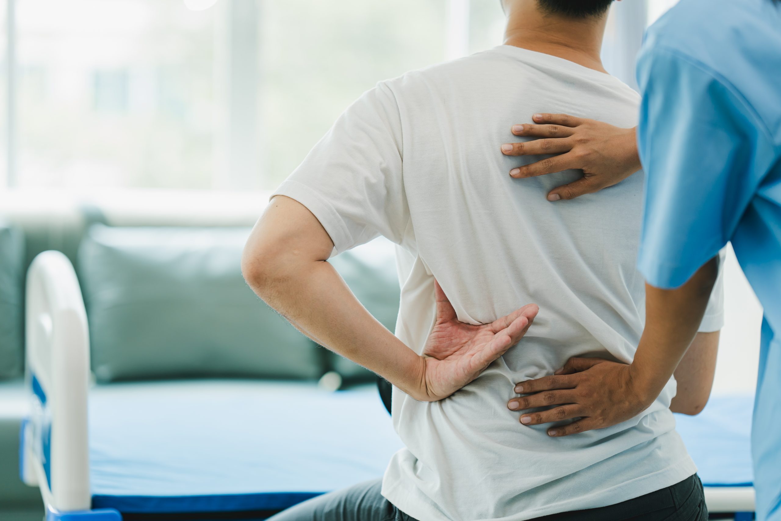 Profesional sanitario realizando una terapia para el dolor de espalda y hombro