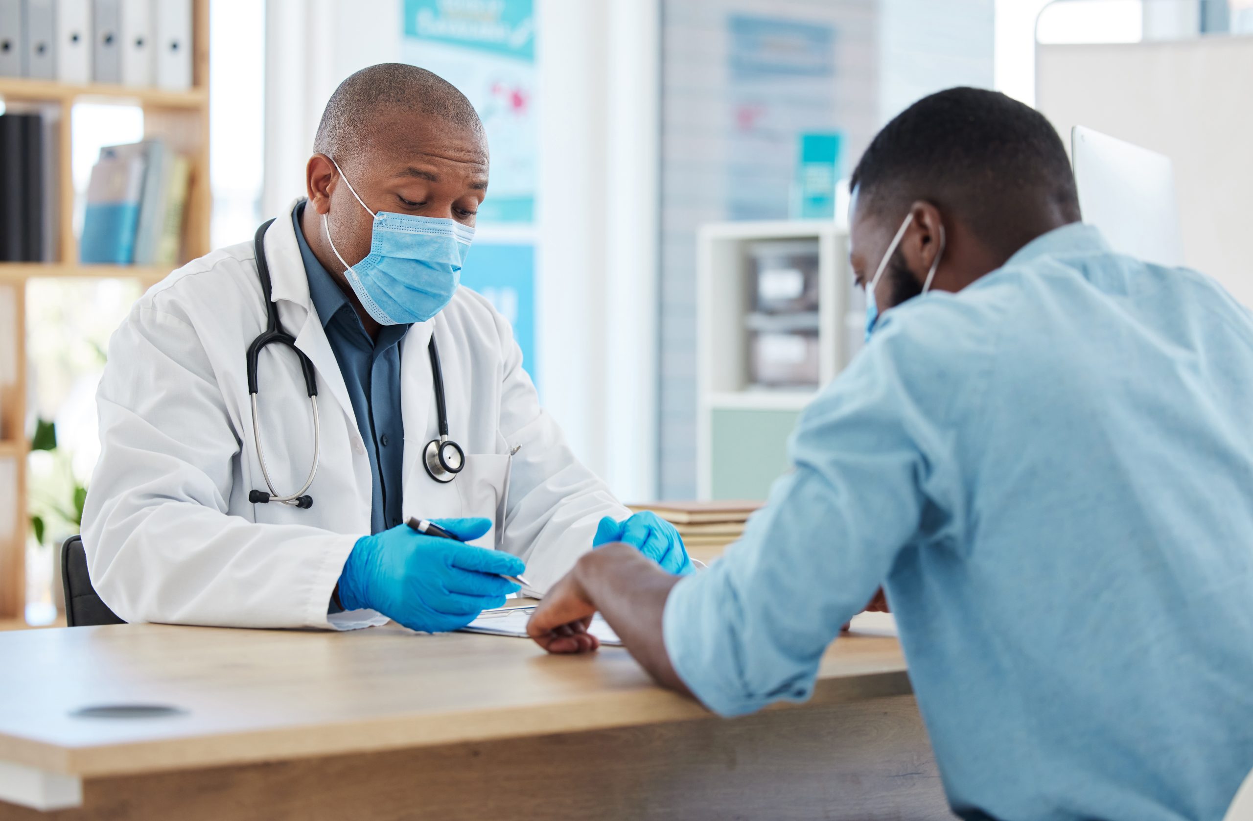 Profesional médico explicando un tratamiento oncológico a una paciente