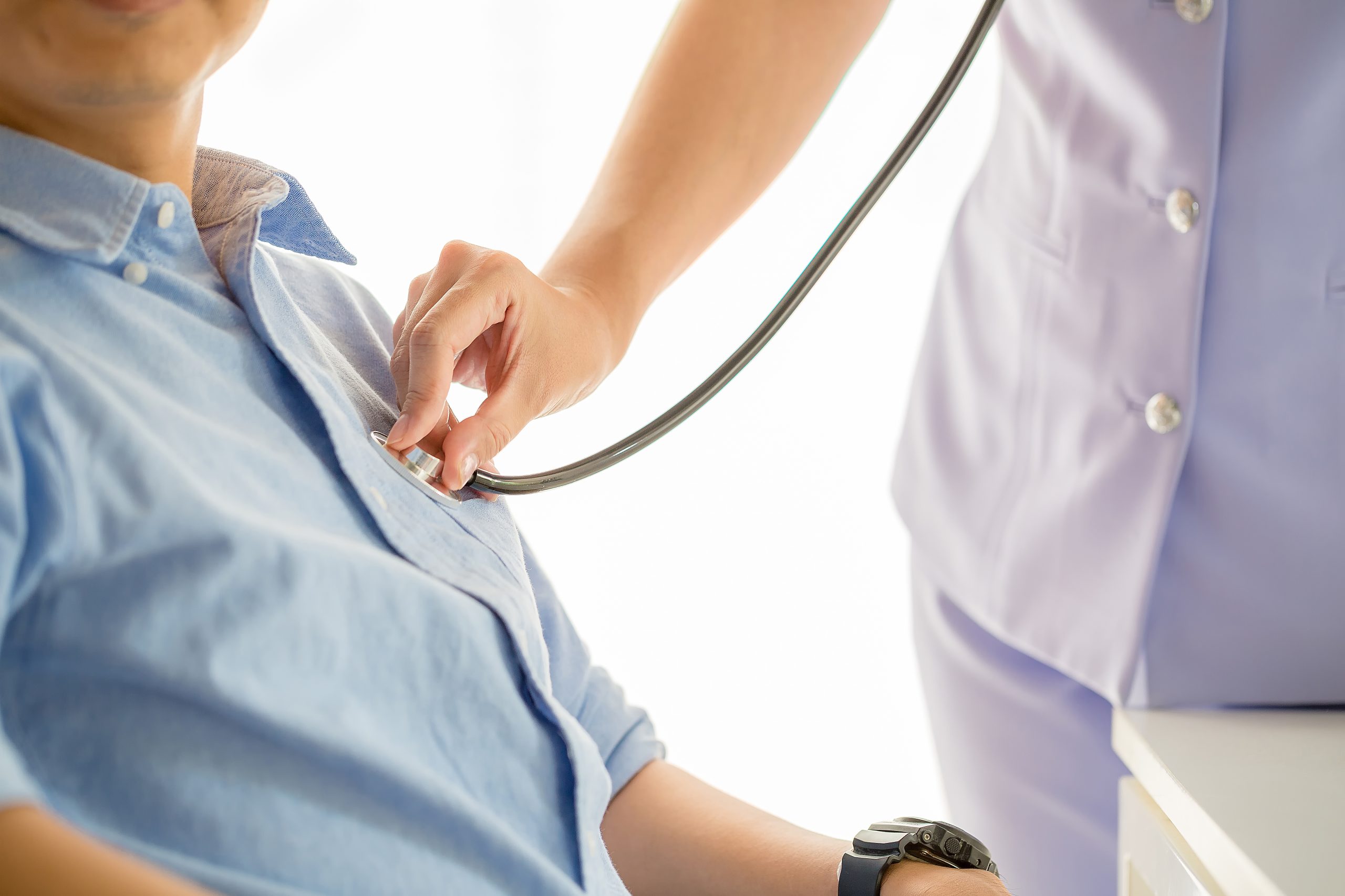 Doctora realizando una exploración cardiológica con estetoscopio