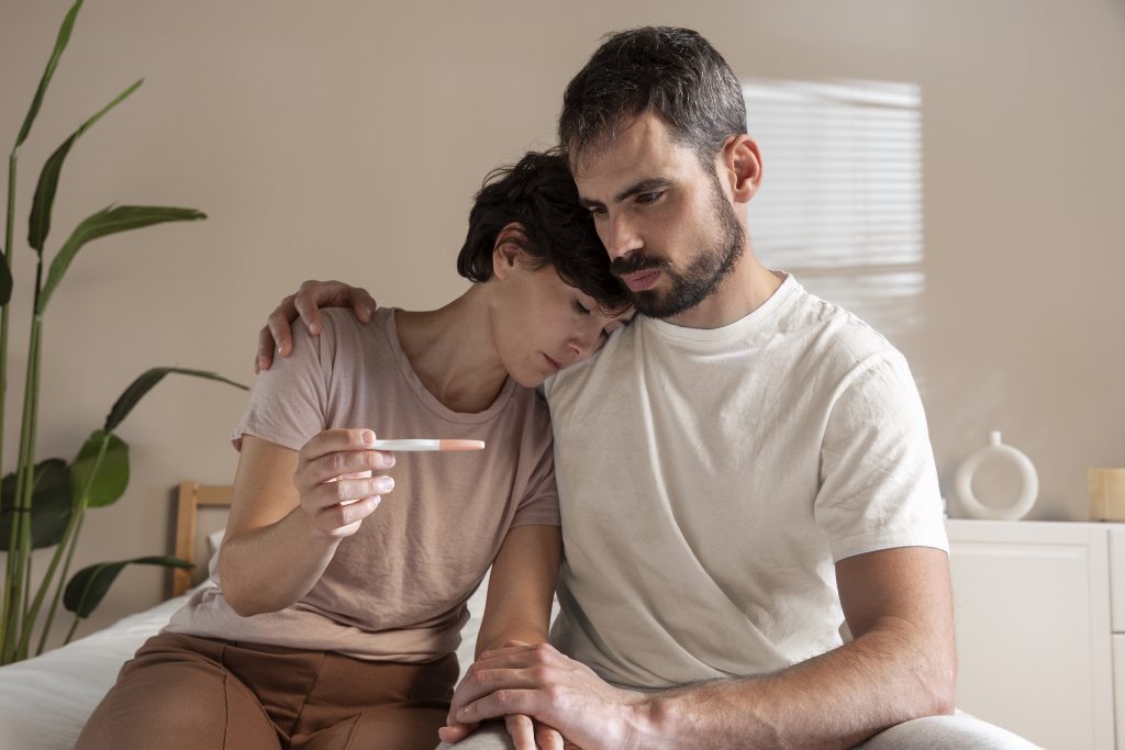 Hombre preocupado por su salud hormonal y niveles de testosterona