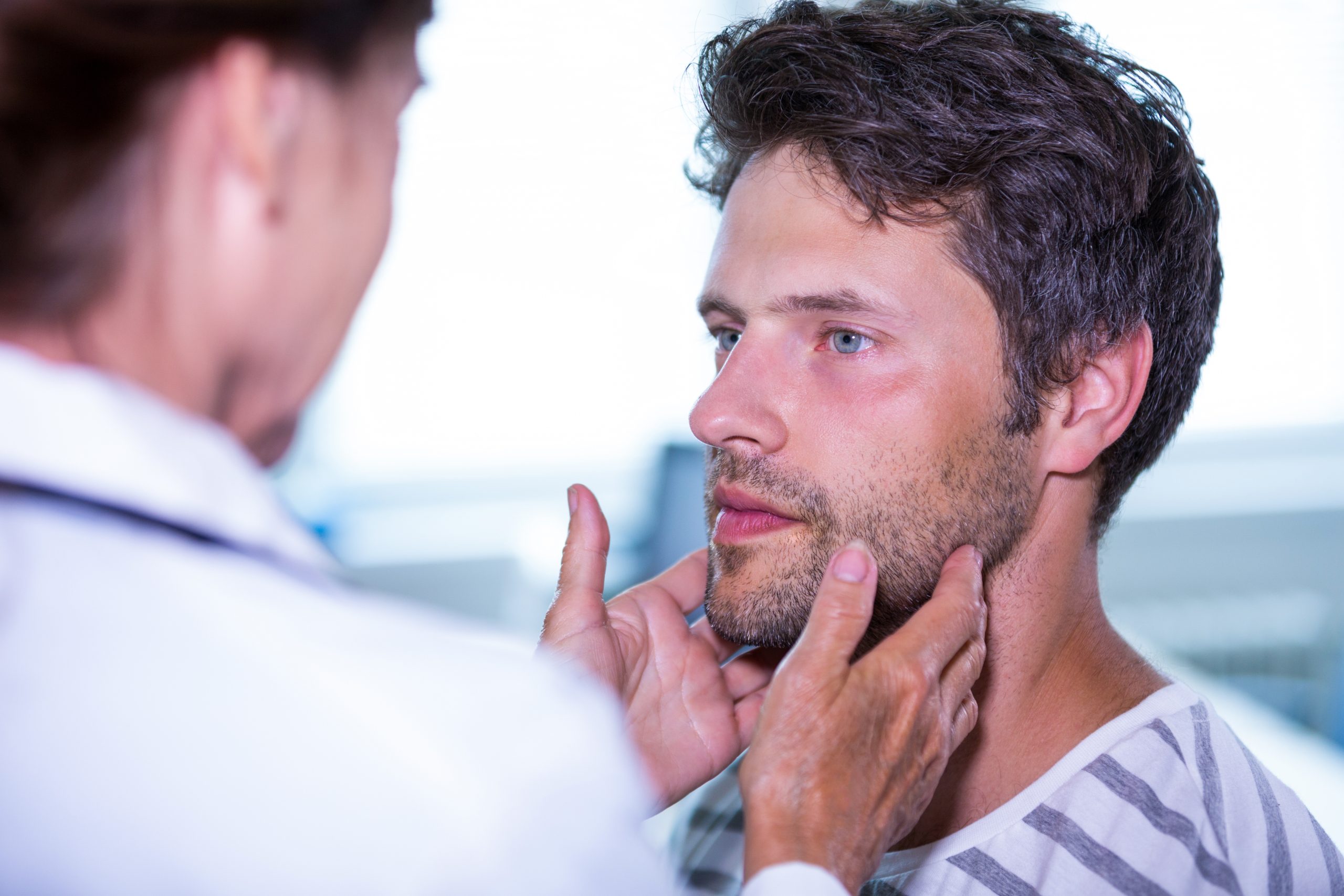 Profesional médico examinando a una paciente durante una consulta de terapia hormonal